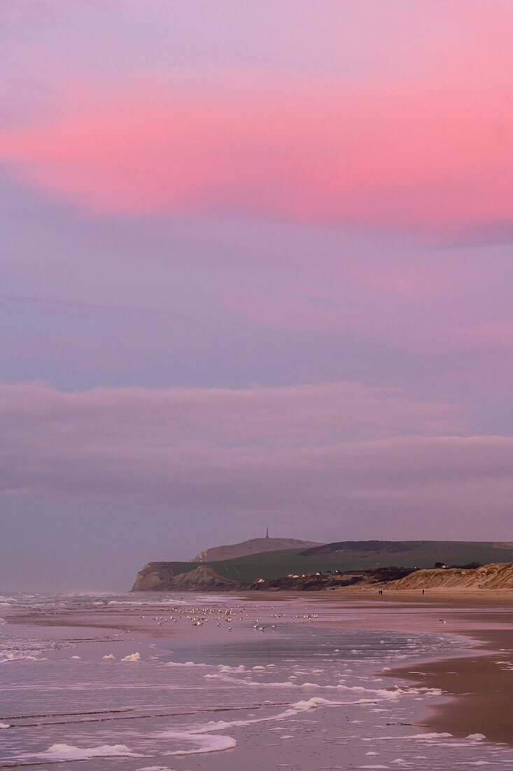 Frankreich, Pas de Calais, Opalküste, Wissant, Blick auf das Kap Blanc nez in der Abenddämmerung mit dem rosa gefärbten Himmel
