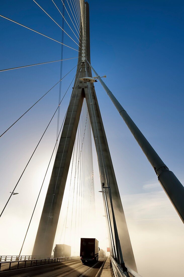 Frankreich, zwischen Calvados und Seine Maritime, überspannt die Pont de Normandie (Normandie-Brücke) die Seine