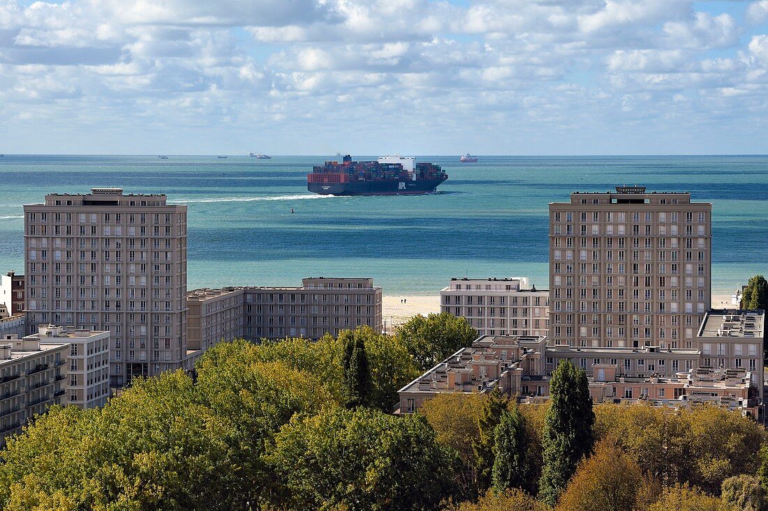 Frankreich, Seine Maritime, Le Havre, Innenstadt von Auguste Perret umgebaut, von der UNESCO zum Weltkulturerbe erklärt, Perret-Gebäude der Porte Océane (Ocean Gate) am Ende der Avenue Foch und ein Containerschiff im Hintergrund
