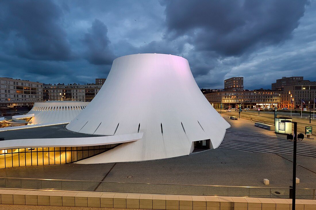 Frankreich, Seine Maritime, Le Havre, Innenstadt von Auguste Perret umgebaut, von der UNESCO zum Weltkulturerbe erklärt, dem von Oscar Niemeyer geschaffenen Kulturzentrum Volcano