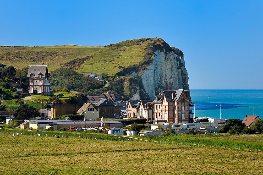 Frankreich, Seine-Maritime, Côte d'Albatre (Alabasterküste), Pays de Caux, Veulettes sur Mer unter der sogenannten Butte du Catelier-Klippe