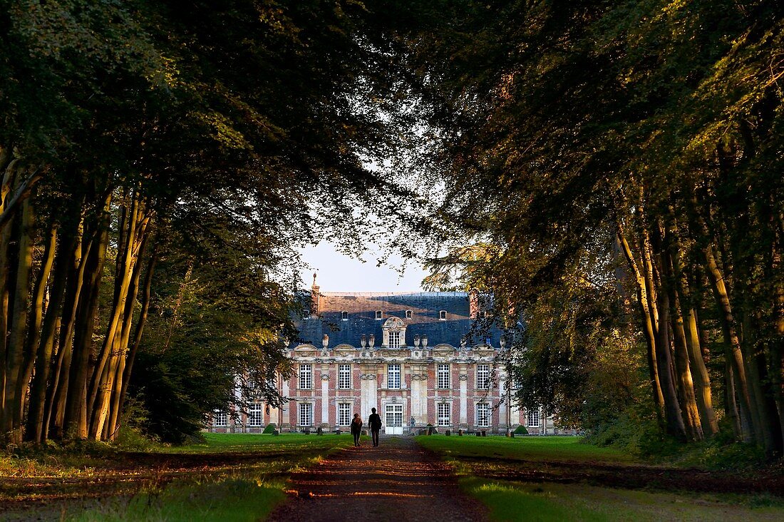 Frankreich, Seine-Maritime, Pays de Caux, Tourville sur Arques, Schloss Miromesnil, Geburtsort des französischen Schriftstellers Guy de Maupassant, Nordfassade am Ende einer von Bäumen gesäumten Auffahrt