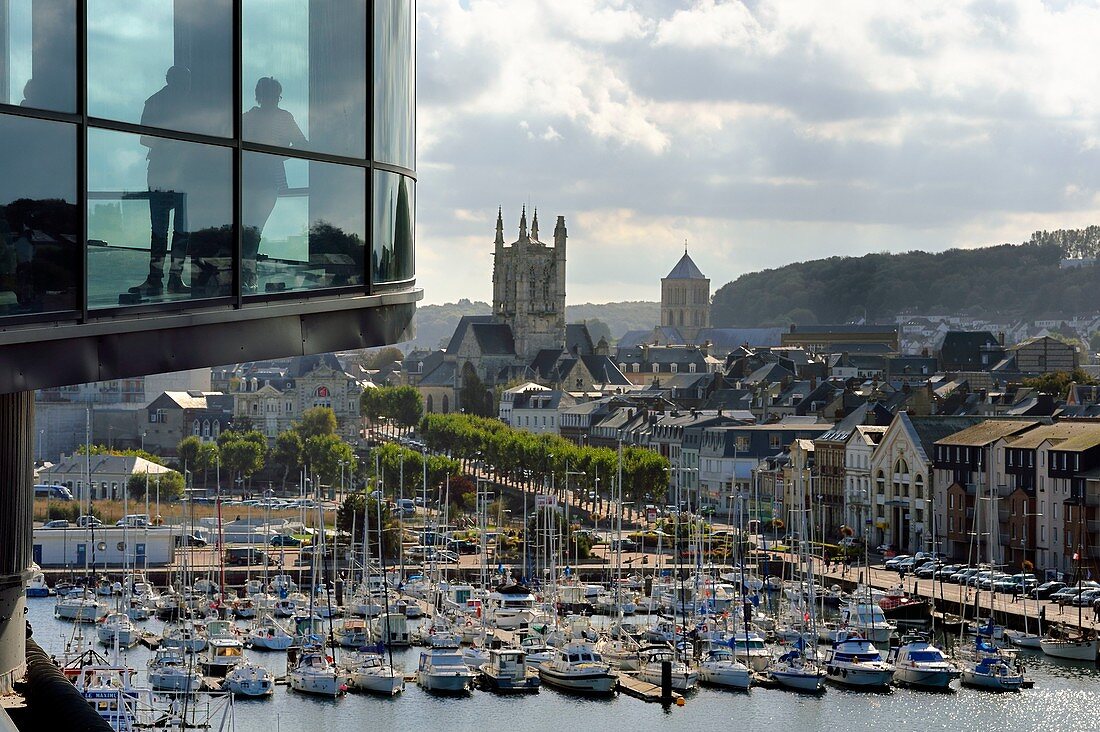 Frankreich, Seine Maritime, Pays de Caux, Côte d'Albatre, Fecamp, Les Pecheries (Fischerei) - Das Fecamp-Museum blickt auf den Hafen und die St.-Stephans-Kirche im Hintergrund