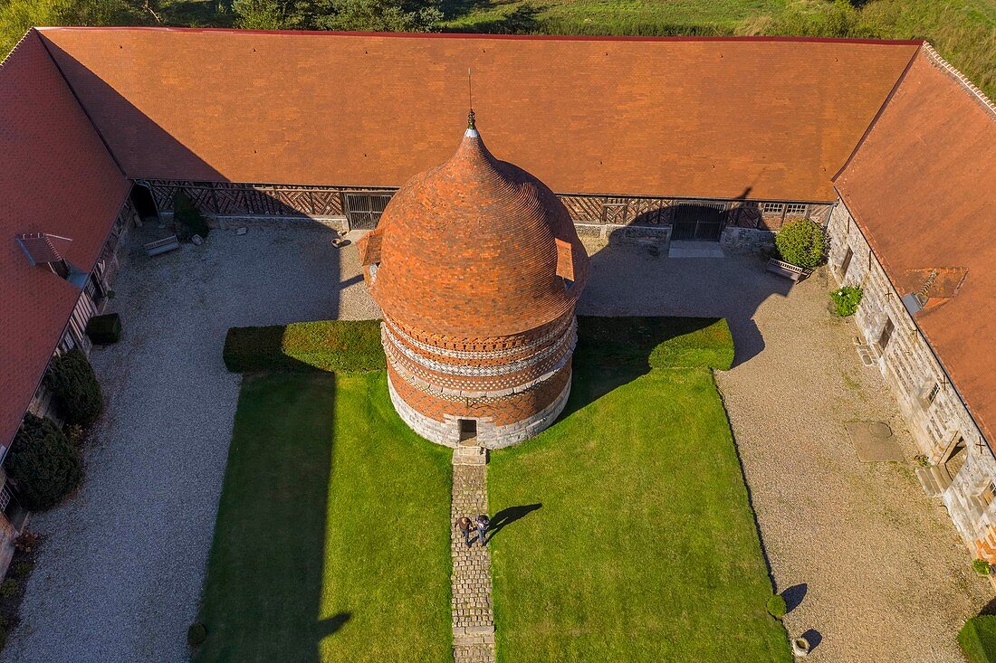 Frankreich, Seine Maritime, Côte d'Albatre (Alabasterküste), Pays de Caux, Varengeville sur Mer, das Manoir d'Ango (Ango Manor) und sein Taubenschlag (Luftaufnahme)