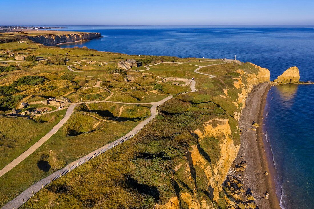 Frankreich, Calvados, Cricqueville en Bessin, Pointe du Hoc, Ruinen deutscher Befestigungsanlagen und Bombenlöcher, die durch die Landungen in der Normandie am 6. Juni 1944 während des Zweiten Weltkriegs entstanden sind (Luftaufnahme)