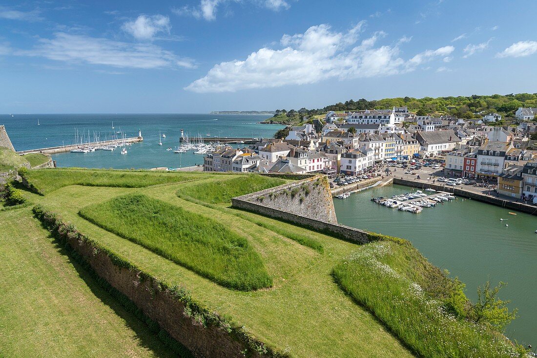 Frankreich, Morbihan, Insel Belle-Ile, Le Palais, der Hafen des Palastes von der Zitadelle Vauban aus gesehen