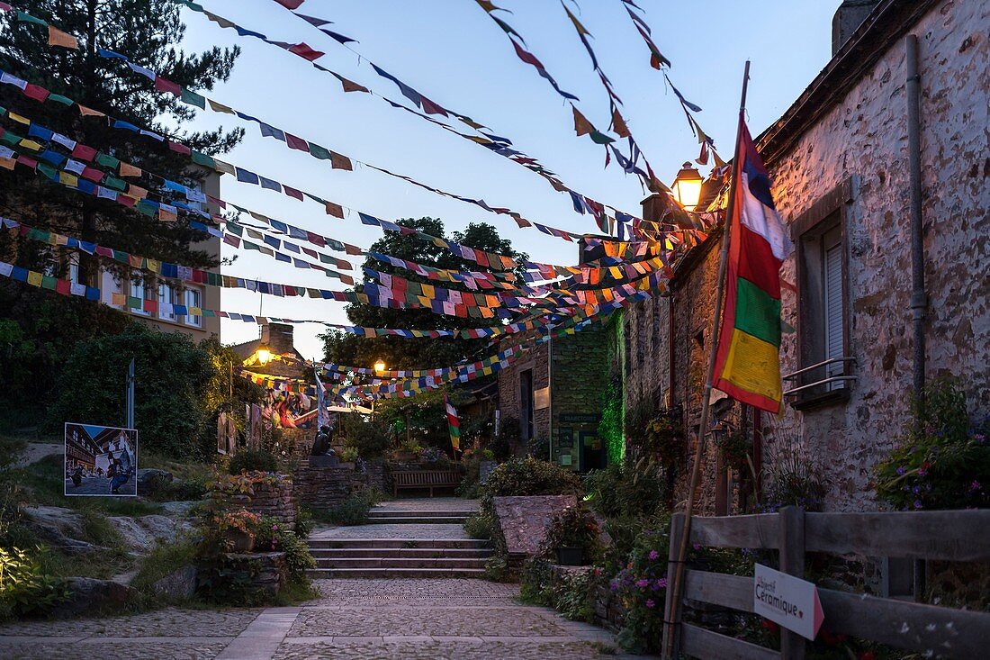 Frankreich, Morbihan, La Gacilly, Lafayette Street in der Abenddämmerung während des Gacilly Photo Festival