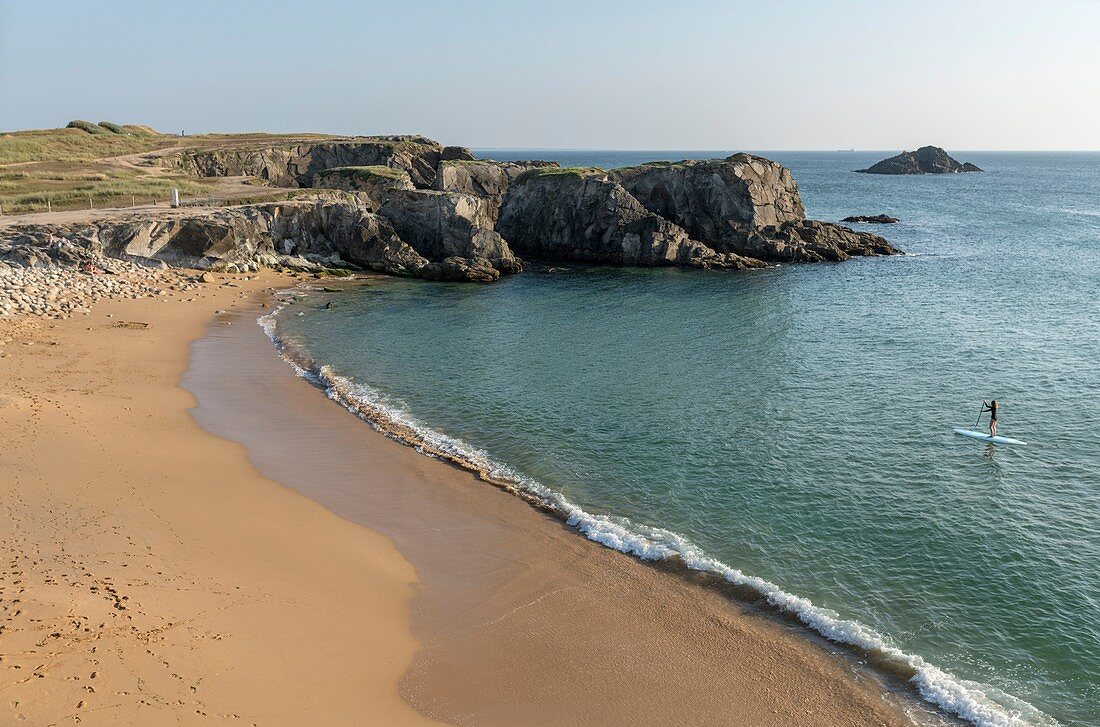 Frankreich, Morbihan, Saint-Pierre-Quiberon, paddeln am Strand von Port Bara