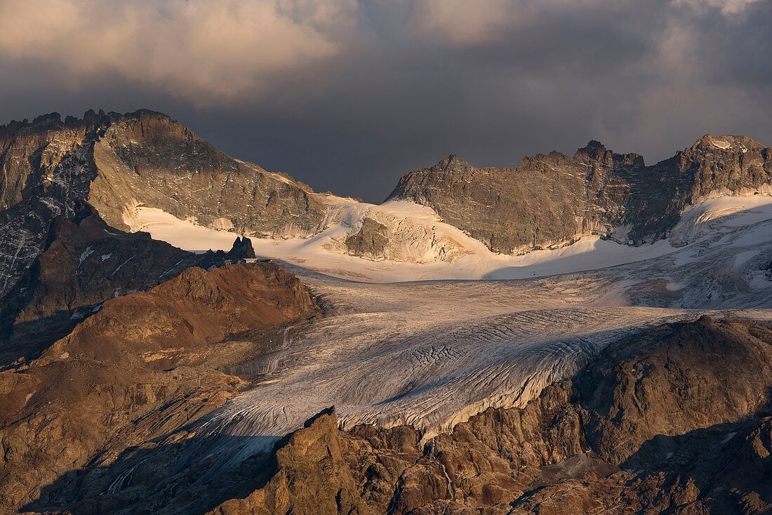 Frankreich, Hautes Alpes, das Grab, vom Emparis-Plateau, Blick auf den westlichen Gipfel des Rateau, den Pass und den Gletscher der Girose