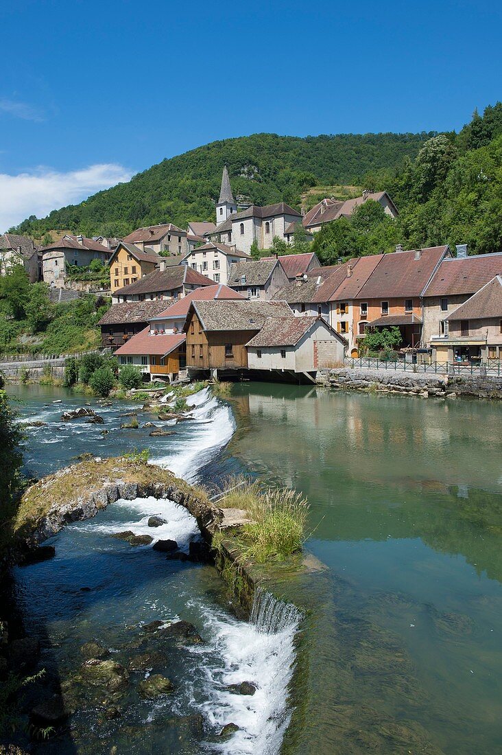 Frankreich, Doubs, Loue-Tal, eine der vielen Schwellen über dem Fluss, spiegeln das Dorf Lods wider, eines der schönsten Dörfer Frankreichs