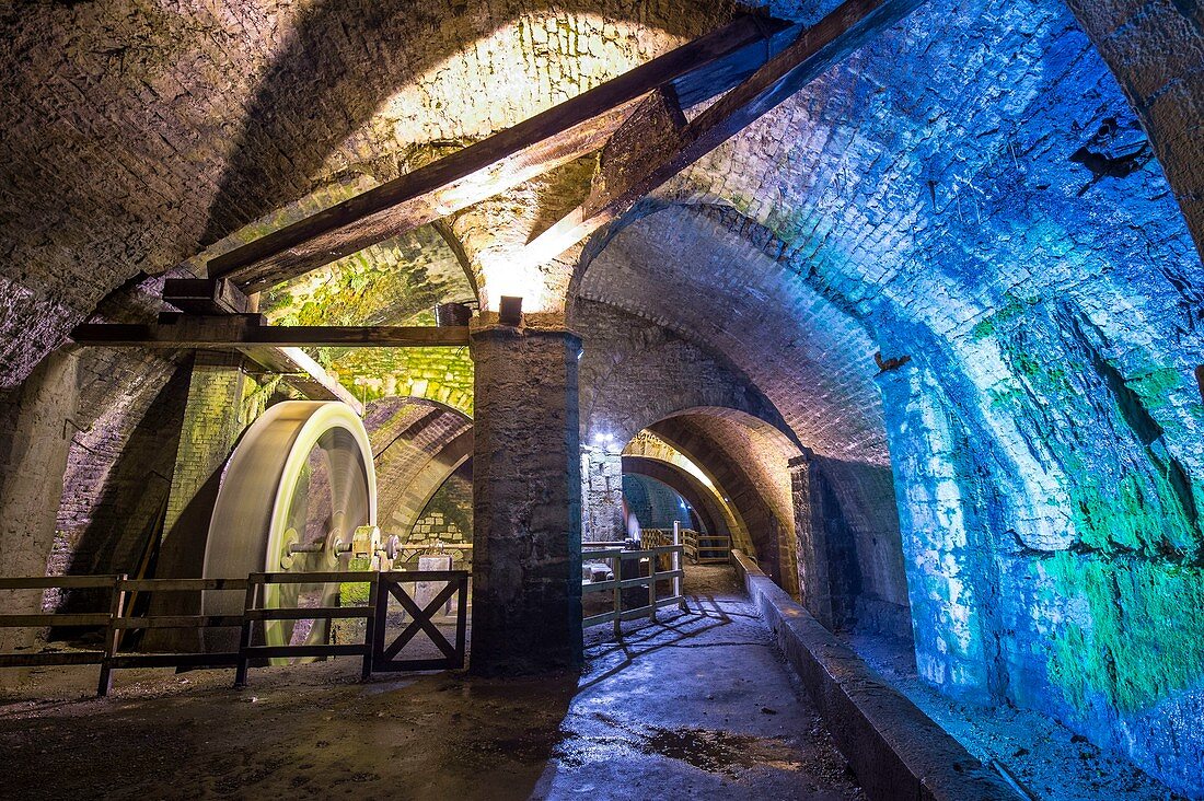 Frankreich, Jura, Salin les Bains, in den Tunneln der großen Salzlösung, die von der UNESCO zum Weltkulturerbe erklärt wurde, funktionieren die unterirdischen Anlagen zur Gewinnung von Salz noch