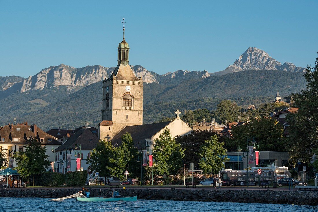 Frankreich, Haute Savoie, Evian les Bains, die Kirche Notre Dame de l'Assomption vom See aus gesehen, die Felsen von Memises und der Zahn von Oche