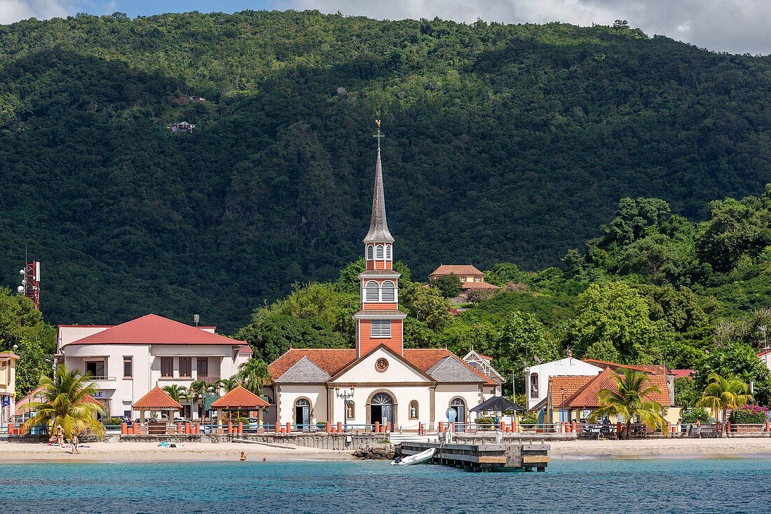 Martinique, Blick auf das Dorf Anses d'Arlets, Ponton und Kirche Saint-Henri am Strand, Bourg des Anses d'Arlets am Meer