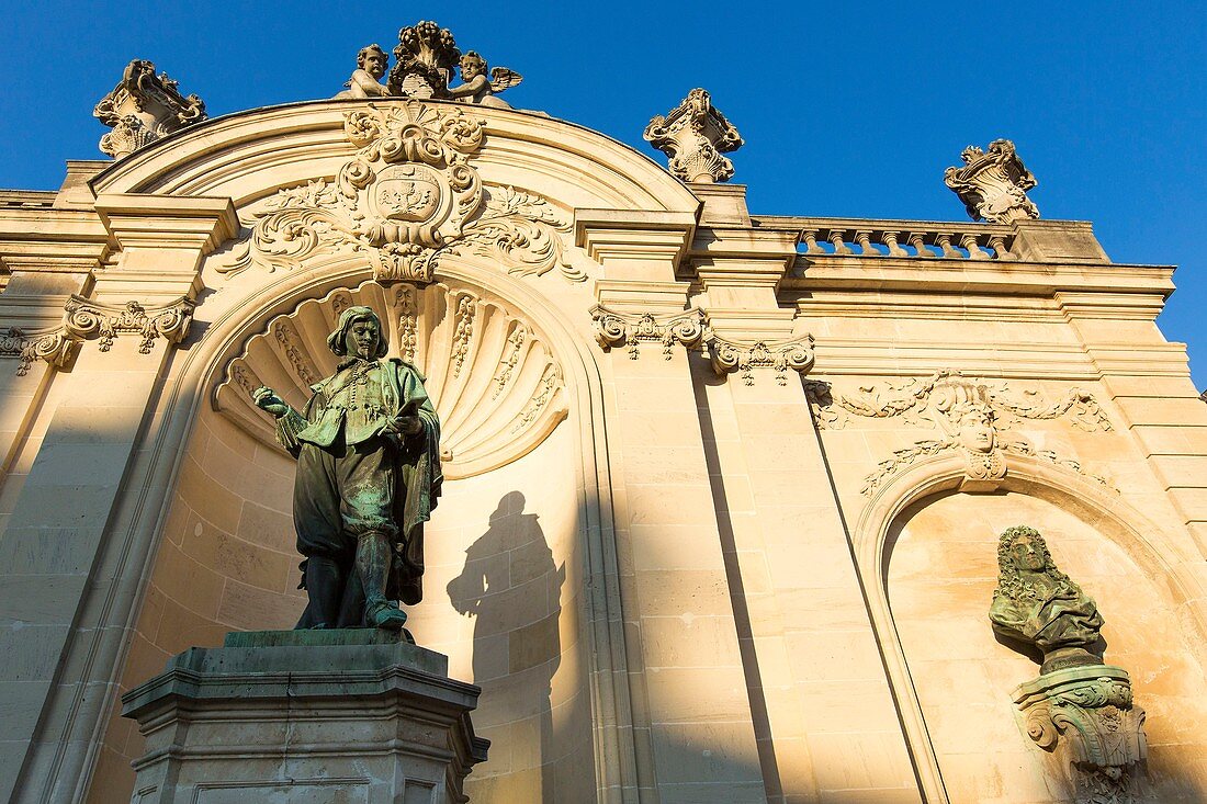 Frankreich, Meurthe et Moselle, Nancy, Statue von Jacques Callot am Place Vaudemont (Vaudemont-Platz) in der Nähe des Stanislas-Platzes (ehemaliger königlicher Platz), erbaut von Stanislas Lescynski, König von Polen und letzter Herzog Lothringens im 18. Jahrhundert, als Weltkulturerbe eingestuft von der UNESCO,
