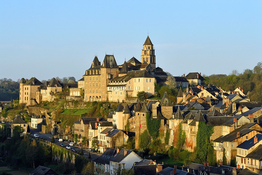 Frankreich, Correze, Vezere-Tal, Limousin, Uzerche, beschriftet Les Plus Beaux Villages de France (Die schönsten Dörfer Frankreichs), Blick auf das Dorf, die Saint-Pierre-Kirche und den Fluss Vezere