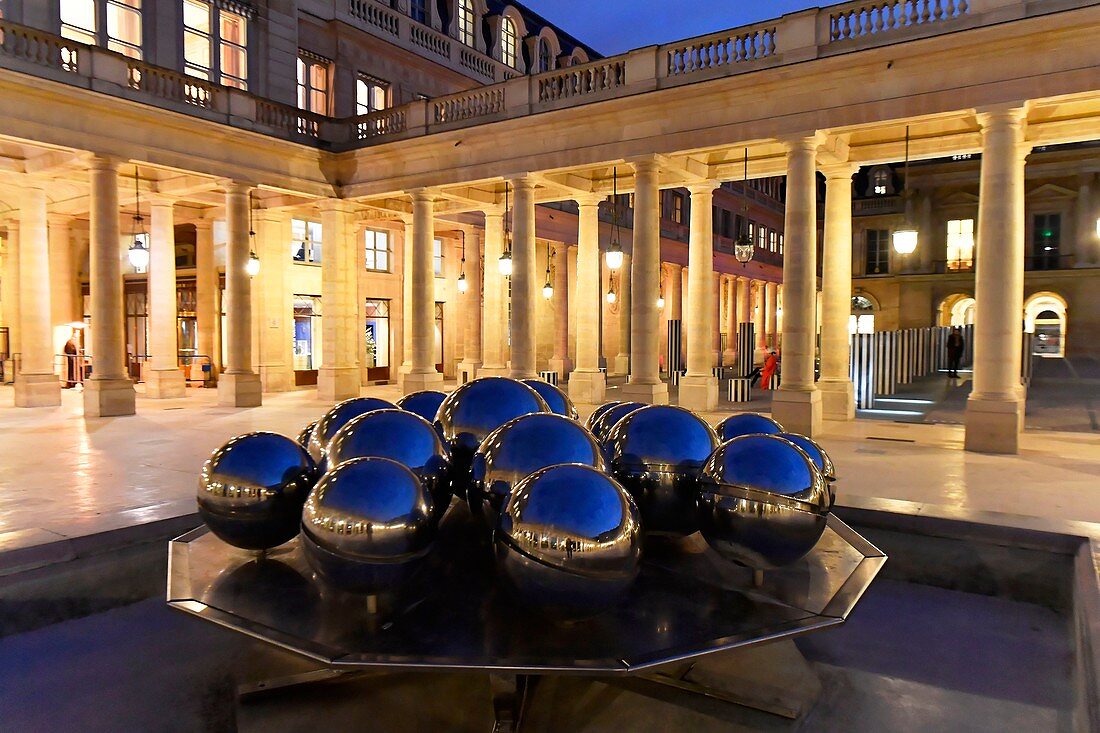 Frankreich, Paris, Palais Royal (Königspalast), die Springbrunnen aus Metallkugeln des Bildhauers Pol Bury