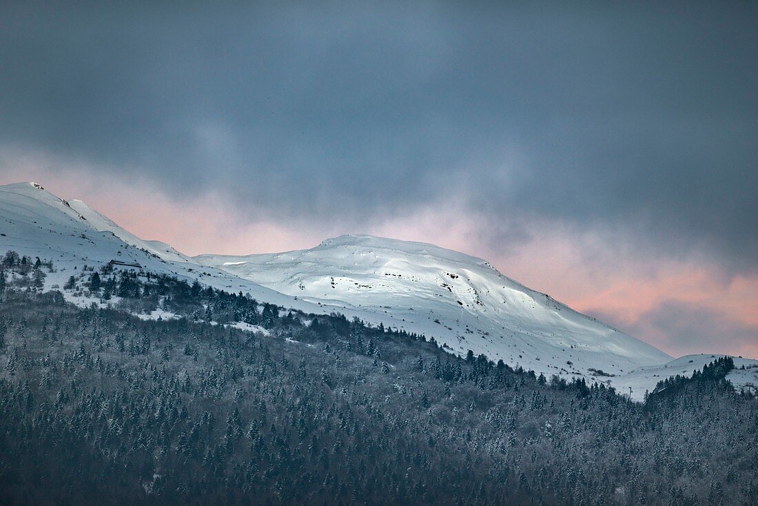 Frankreich, Jura, Naturpark Haut Jura, erster Schnee bei Sonnenuntergang