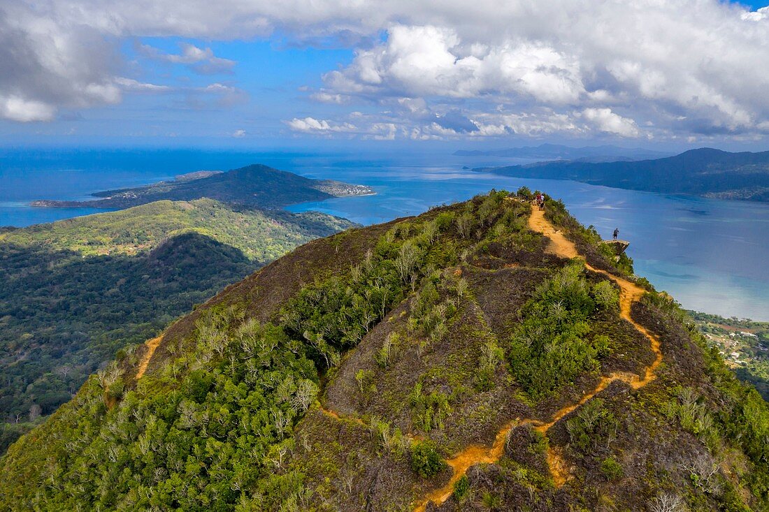 Frankreich, Insel Mayotte (französisches Übersee-Departement), Grande Terre, Waldreservat Südkreta (Reserve Forestiere des Cretes du Sud), Wanderer auf dem Gipfel des Mount Choungui (594 m) und die Bucht von Boueni im Hintergrund (Luftaufnahme)