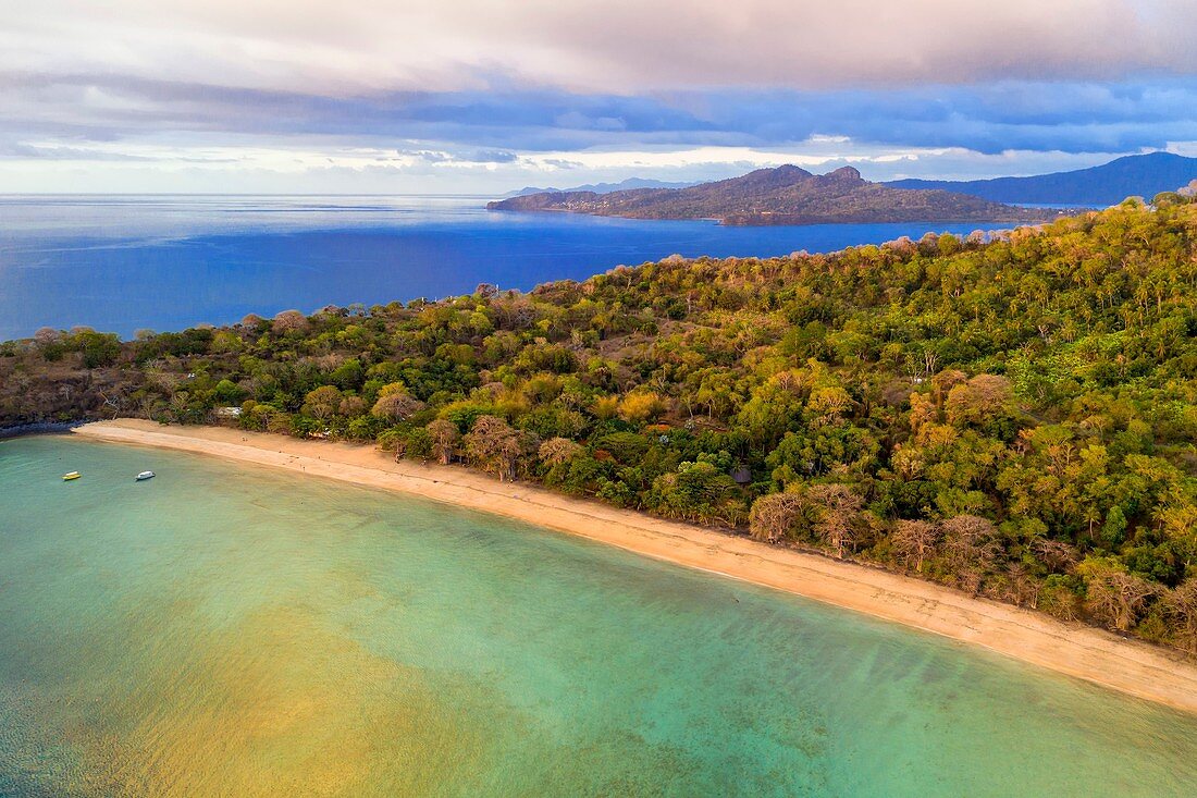 Frankreich, Mayotte-Insel (französisches Übersee-Departement), Grande Terre, Kani Keli, der Maore-Garten und der Strand von N'Gouja sowie die Bucht von Mzouazia im Hintergrund (Luftaufnahme)