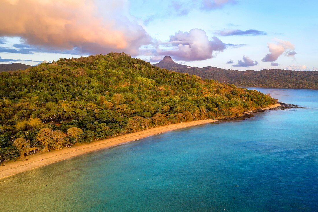 Frankreich, Mayotte-Insel (französisches Übersee-Departement), Grande Terre, Kani Keli, der Maore-Garten und der Strand von N'Gouja, Mount Choungui im Hintergrund (Luftaufnahme)