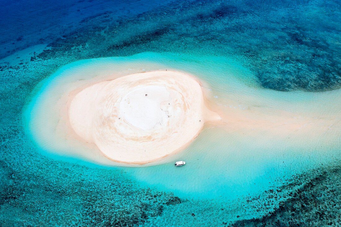 Frankreich, Insel Mayotte (französisches Übersee-Departement), Grande Terre, M'Tsamoudou, Insel aus weißem Sand auf dem Korallenriff in der Lagune mit Blick auf Saziley Point (Luftaufnahme)