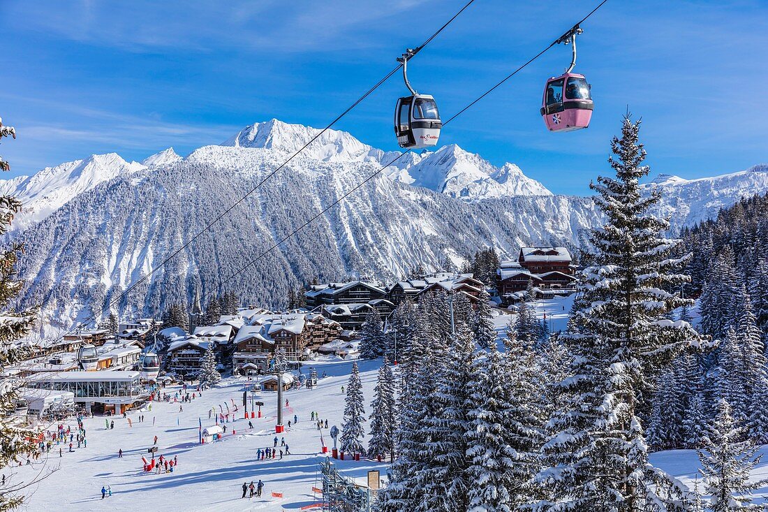 Frankreich, Savoie, Courchevel, La Croisette, dominiert von Le Grand Bec (3398 m) und Dent du Villard (2284 m), Massf von Vanoise, Tarentaise Valley