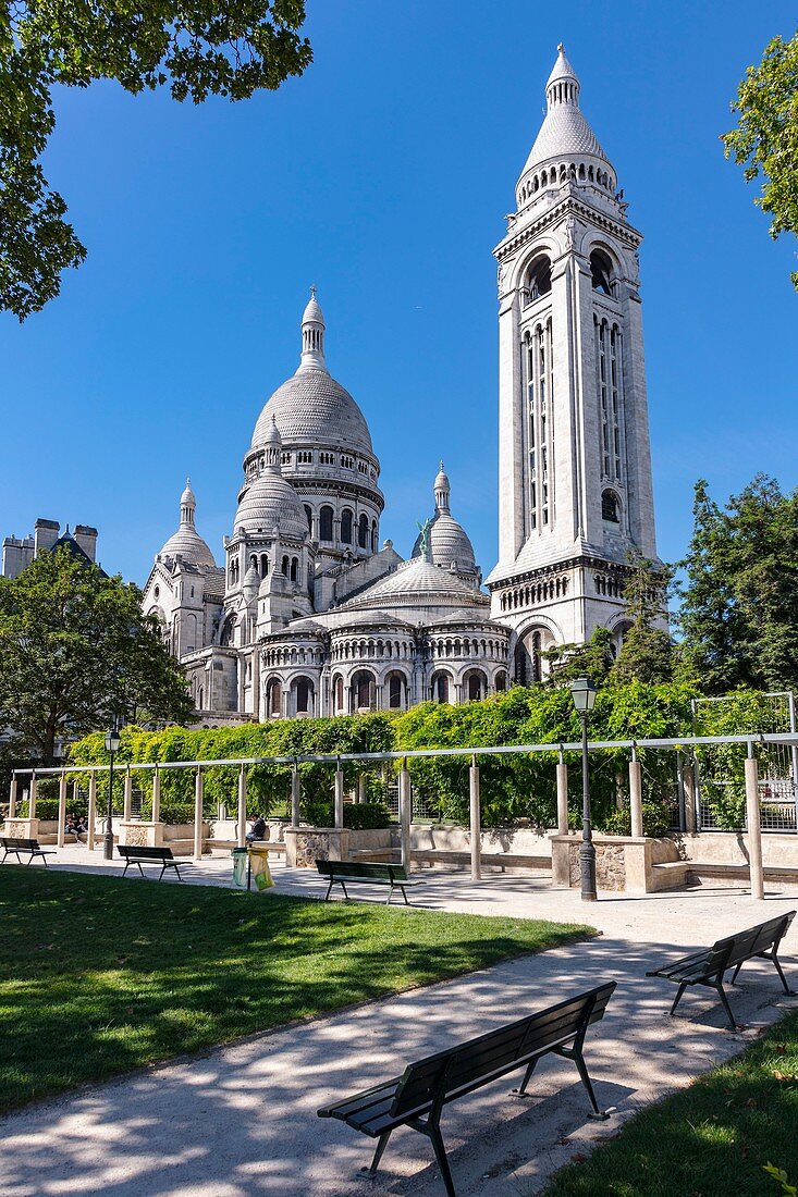 Frankreich, Paris, 18. Bezirk, Square Marcel Bleustein Blanchet mit Blick auf die Basilique du Sacré Coeur