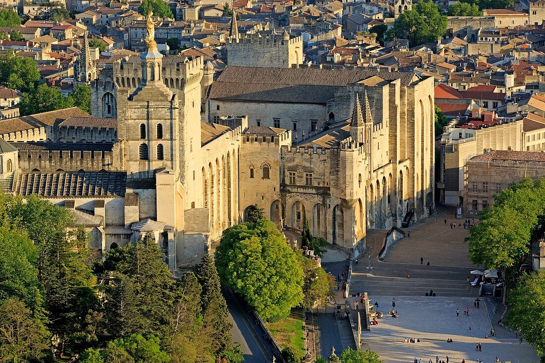 Frankreich, Vaucluse, Avignon, das Palais der Päpste (XIV), von der UNESCO als Weltkulturerbe eingestuft (Luftaufnahme)