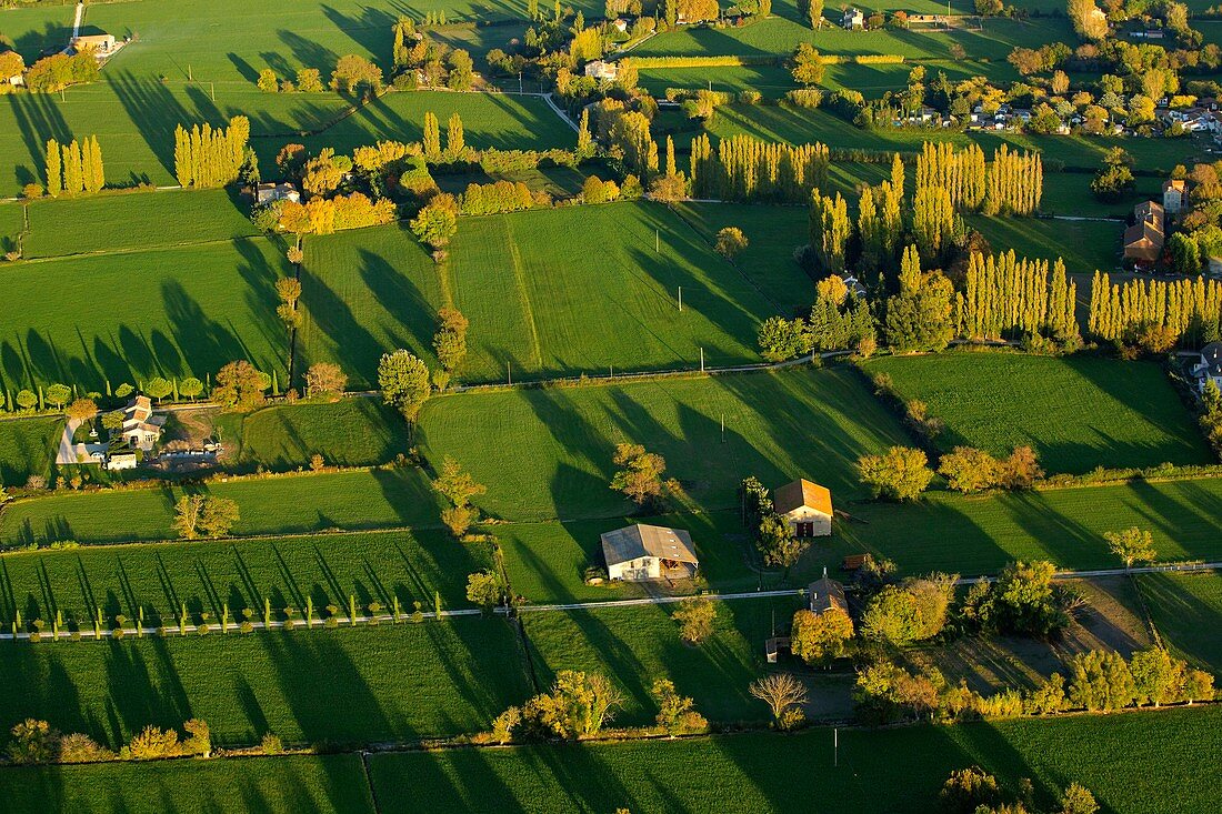 Frankreich, Bouches du Rhone, Regionaler Naturpark Camargue, Arles, Weiler Raphele les Arles (Luftaufnahme)