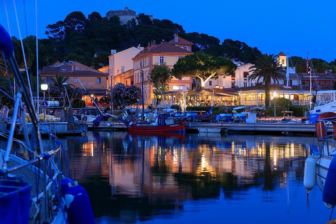 Frankreich, Var, Hyeres-Inseln, Porquerolles-Insel, Port Cros-Nationalpark, Porquerolles-Dorf, der Hafen