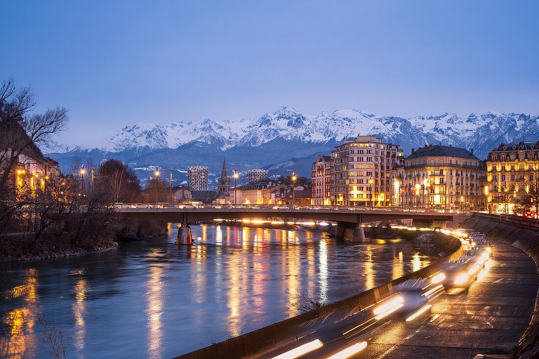 Frankreich, Isere, Grenoble, Abenddämmerung am Ufer des Flusses Isere, Belledonne-Massiv im Hintergrund