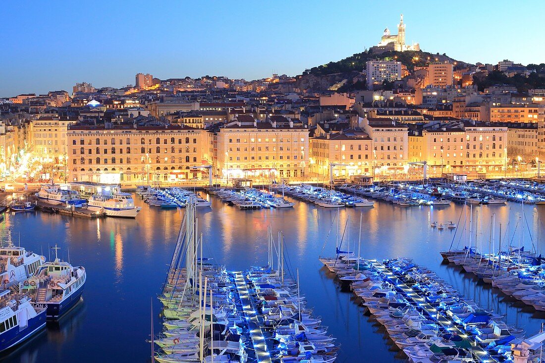 Frankreich, Bouches du Rhone, Marseille, Hafen Vieux bei Einbruch der Dunkelheit mit der Basilika Notre Dame de la Garde unten