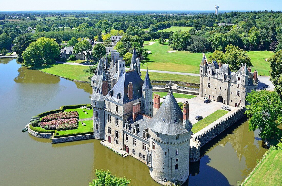 Frankreich, Loire Atlantique, Missillac, Naturpark Briere, Schloss La Bretesche und Golf, Luxushotel der Gruppe Relais et Chateaux (Luftaufnahme)