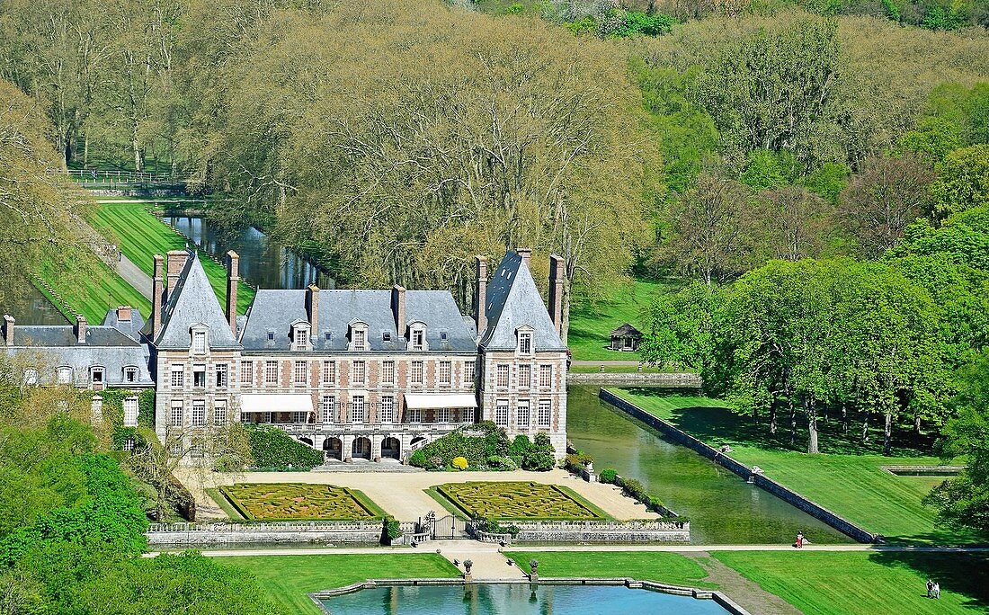 Frankreich, Essonne, Gatinais Regionalpark, Courances Castle und Garten (Luftaufnahme)