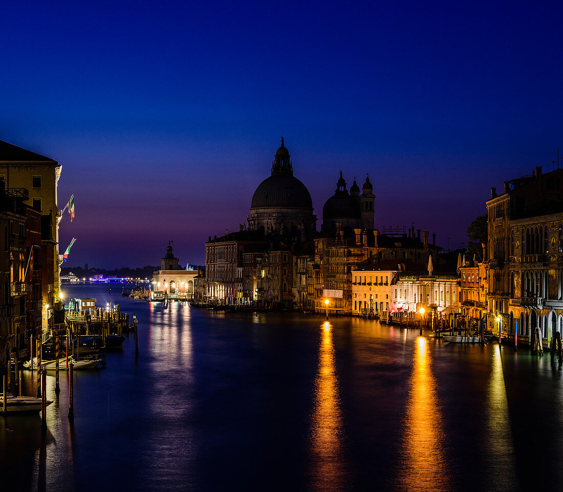 Der Canal Grande in Venedig, nachts, historische Gebäude in der Silhouette.