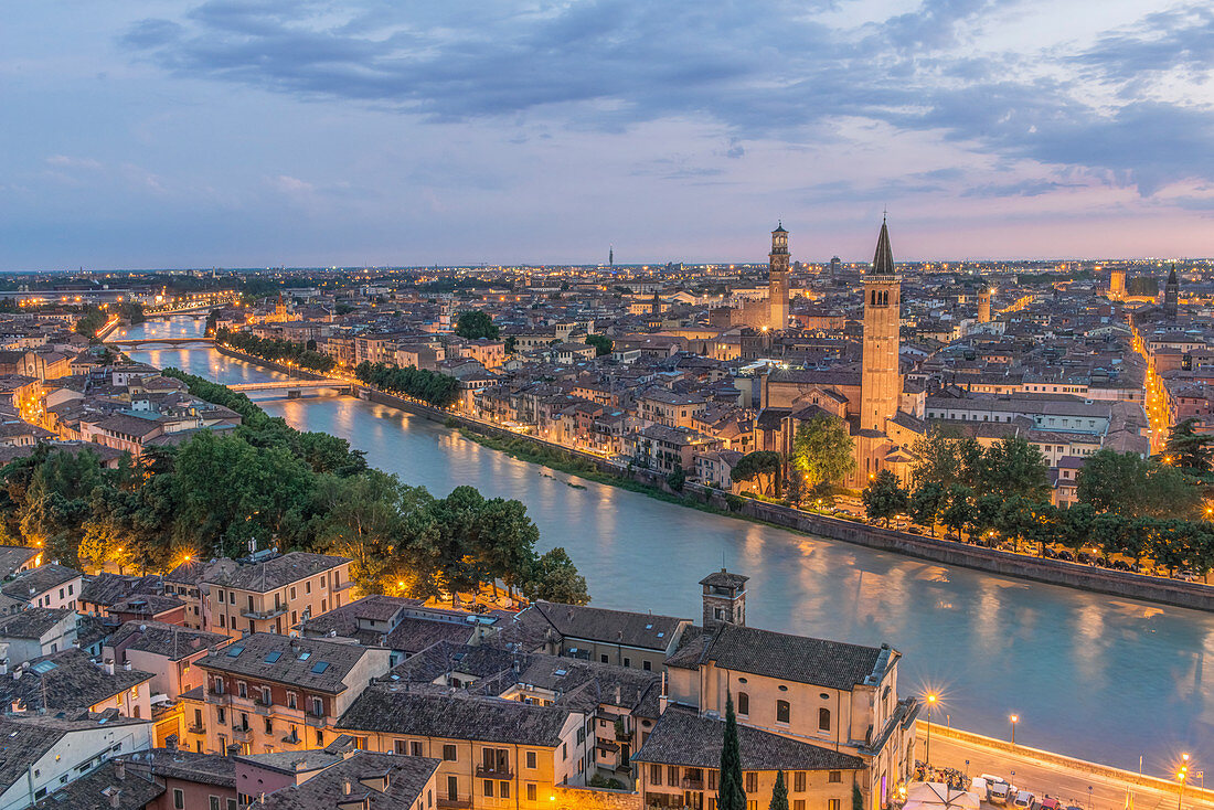 Luftaufnahme des Stadtbildes von Verona bei Sonnenuntergang, Italien