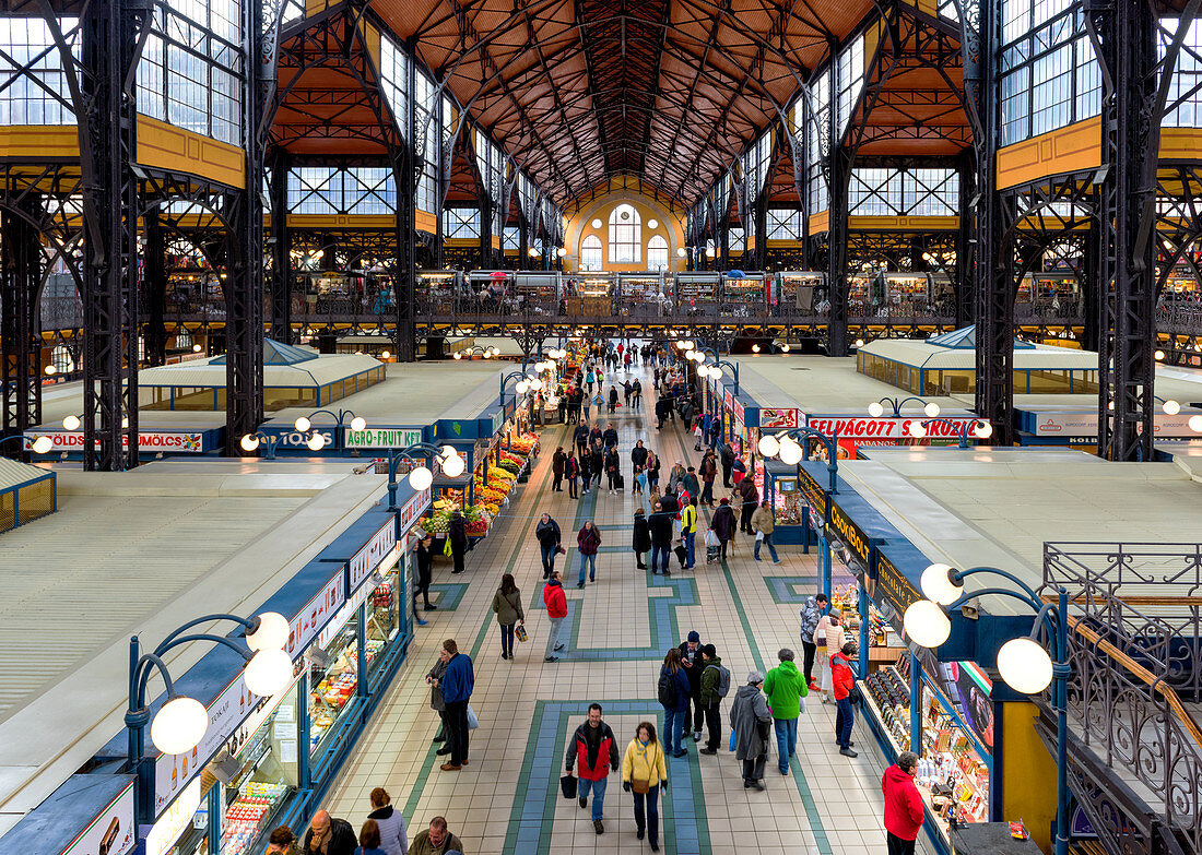 Große Markthalle von Budapest, erhöhte Aussicht auf Lebensmittelmarktstände und Einkaufsmöglichkeiten