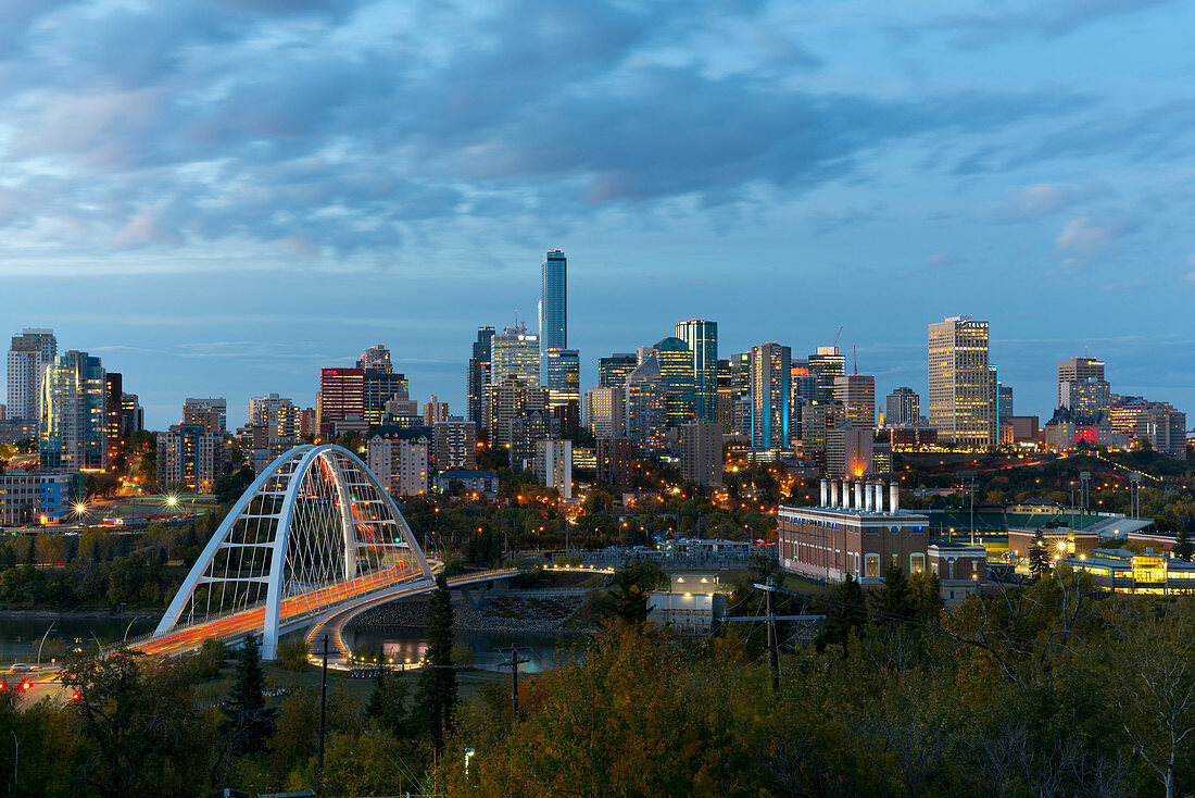 Edmonton Skyline und der North Saskatchewan River, Edmonton, Alberta, Kanada, Nordamerika
