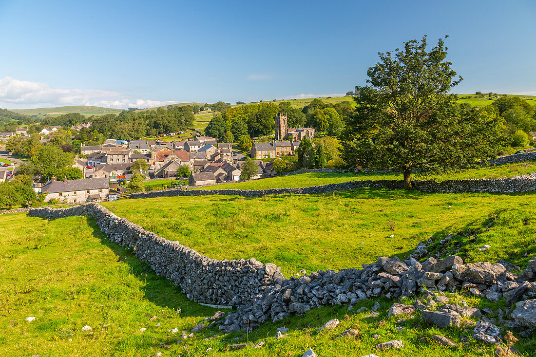 Ansicht der Dorfkirche, der Hütten und der Trockenmauern, Hartington, Peak District National Park, Derbyshire, England, Vereinigtes Königreich, Europa