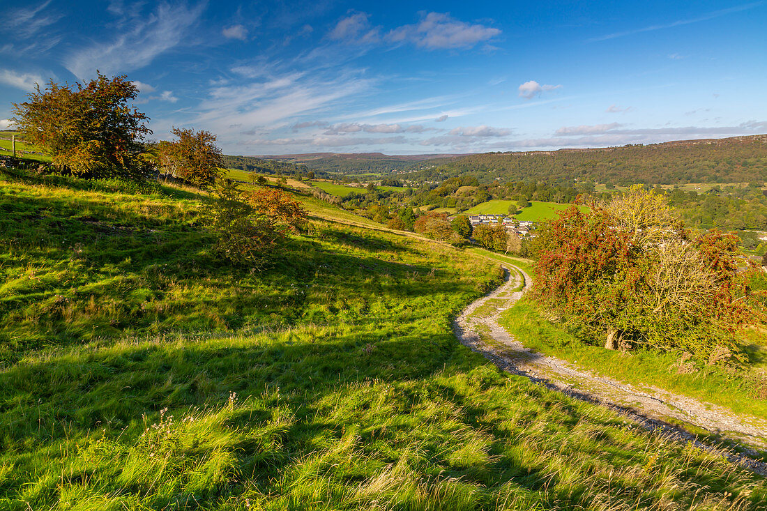 Ansicht der Spur, die zum Calver Village führt, das von Curbar Edge, Calver, Derbyshire Peak District, Derbyshire, England, Vereinigtes Königreich, Europa übersehen wird