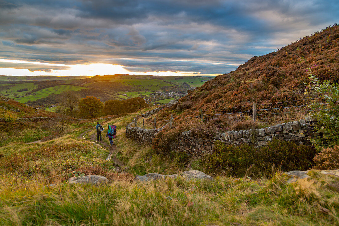 Ansicht des Sonnenuntergangs von Baslow Edge, Derbyshire Peak District, Derbyshire, England, Vereinigtes Königreich, Europa