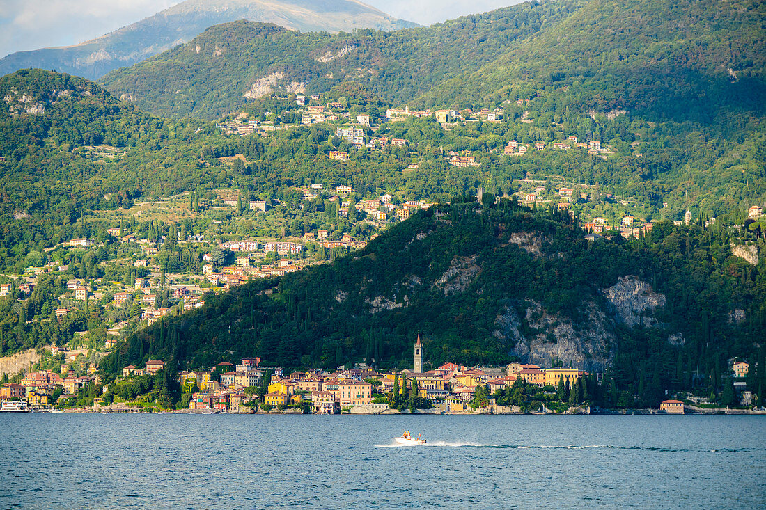 Varenna und Dörfer auf Hügeln gesehen von Fähre, Comer See, Provinz Lecco, Lombardei, Italienische Seen, Italien, Europa