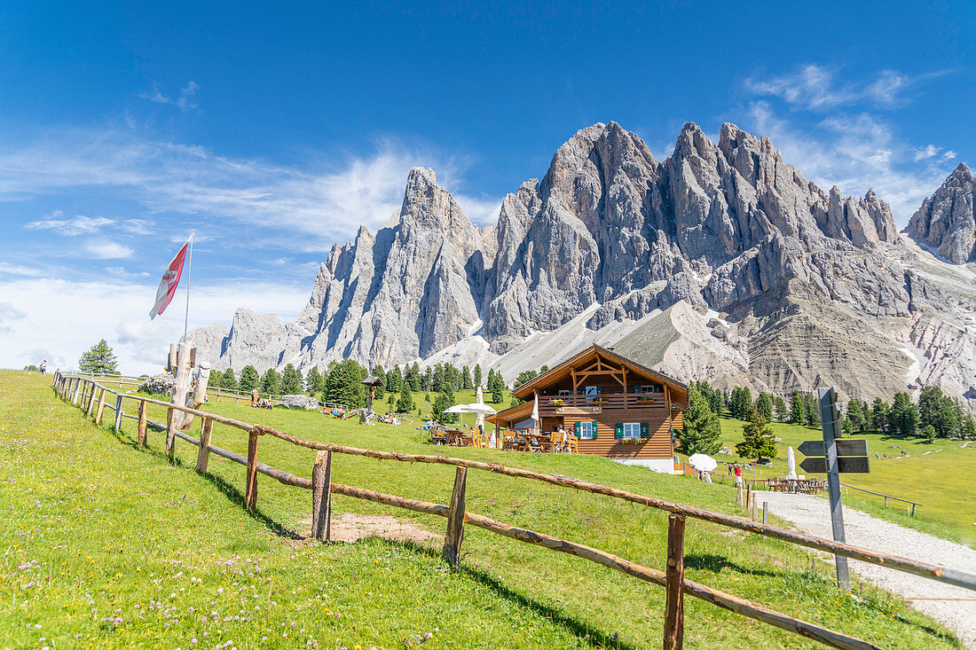 Malga Casnago (Gschnagenhardt) Hütte am Fuße der Odle, Val di Funes, Südtirol, Dolomiten, Italien, Europa