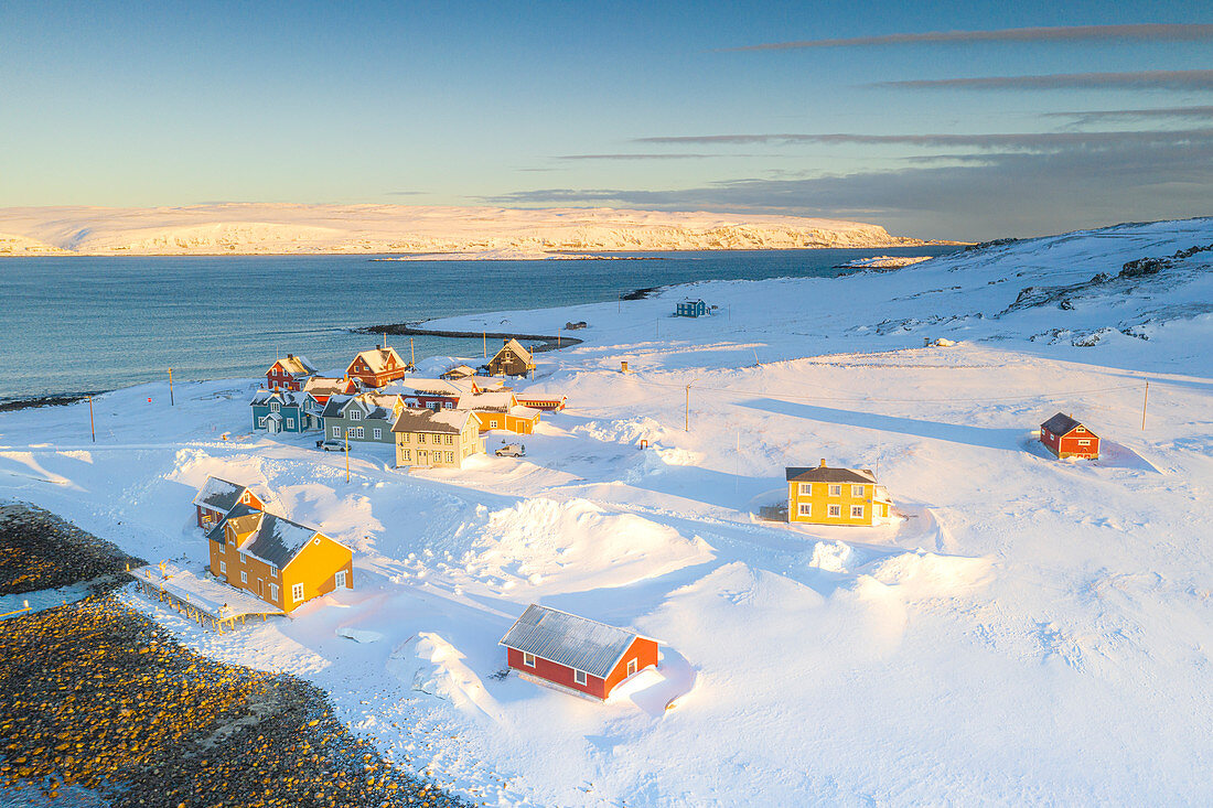 Traditionelle Häuser im Schnee im Morgengrauen, Adern, Kongsfjord, Halbinsel Varanger, Troms og Finnmark, Norwegen, Skandinavien, Europa