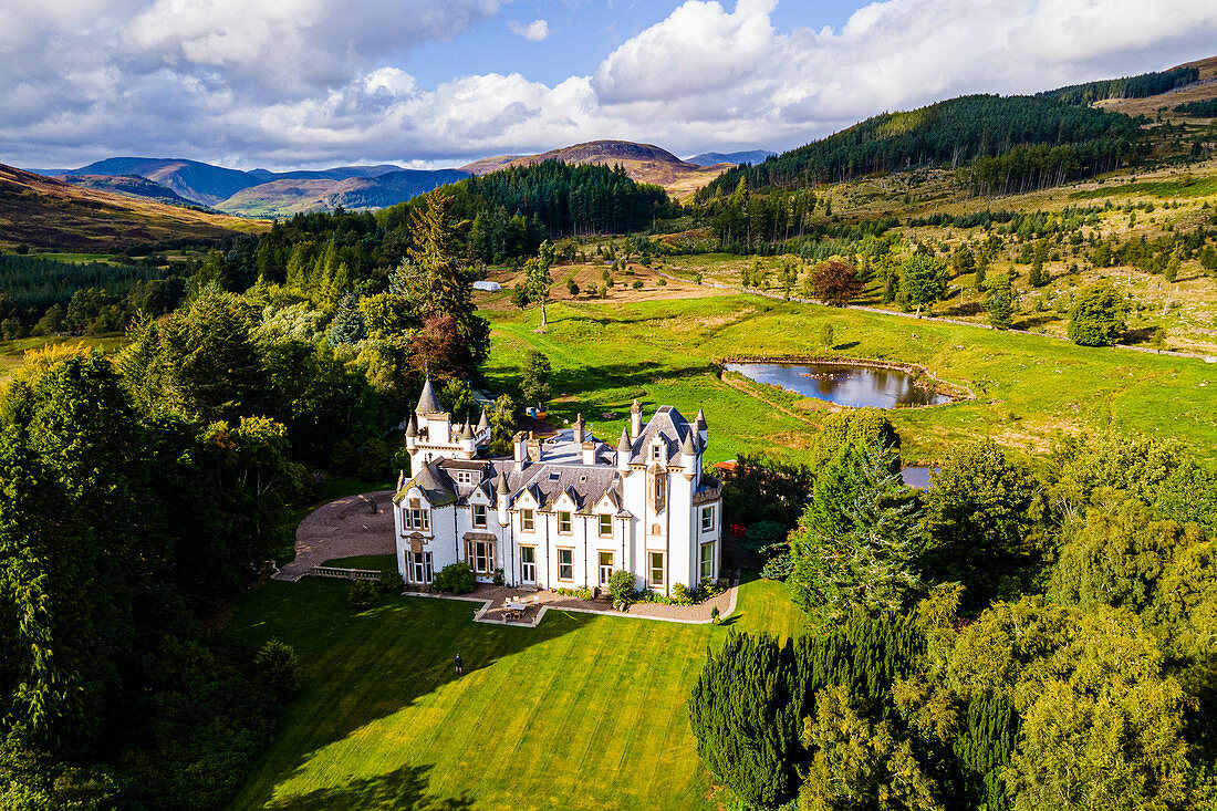 Blick auf Dalnaglar Castle, Glenshee, Perthshire, Schottland, Vereinigtes Königreich, Europa