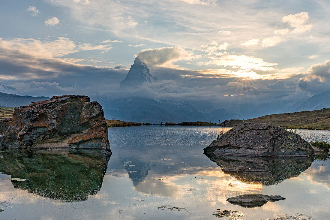 Sonnenuntergang über Matterhorngipfel spiegelte sich im Stellisee-See, Zermatt, Walliser Kanton, Schweiz, Europa wider