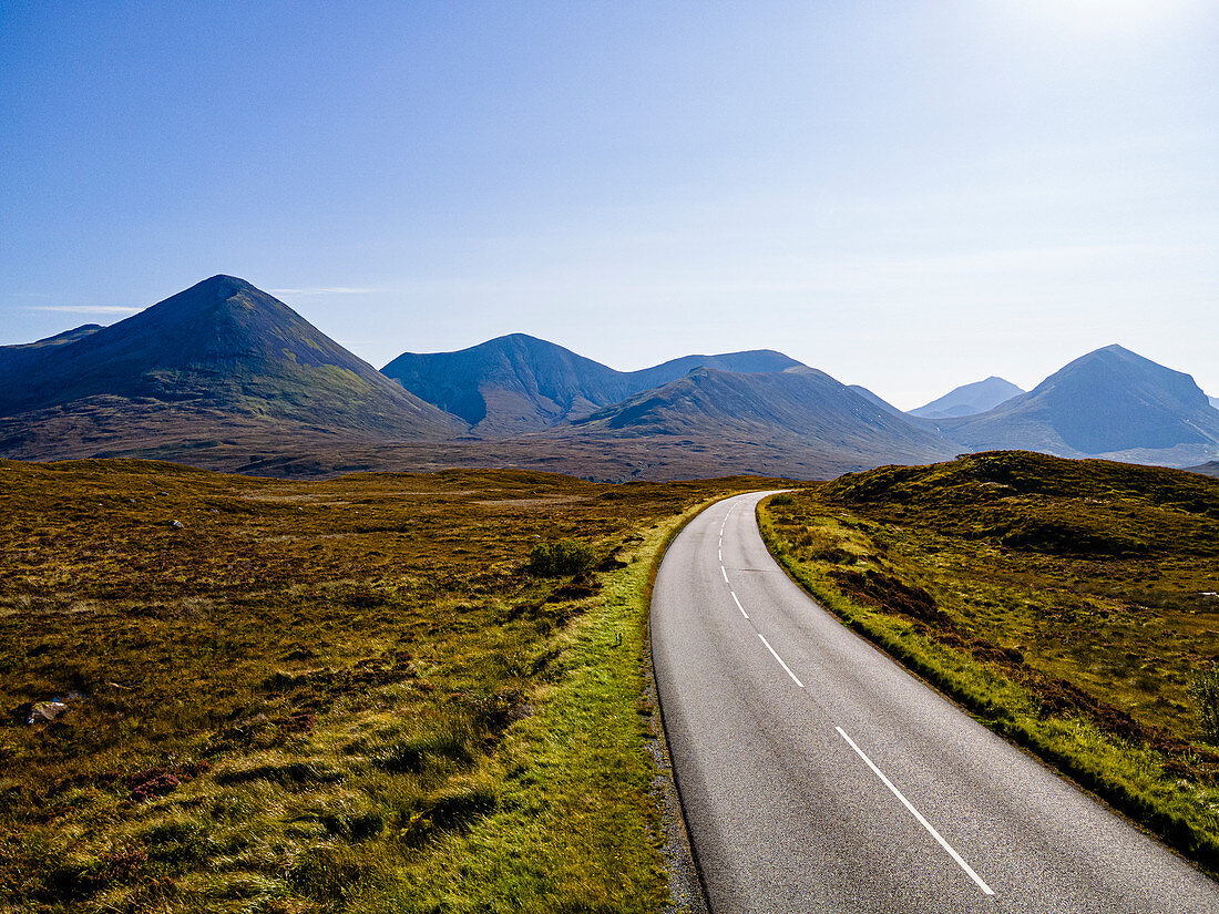 Straße, die in den schwarzen Cuillin-Kamm, Isle of Skye, innere Hebriden, Schottland, Vereinigtes Königreich, Europa führt