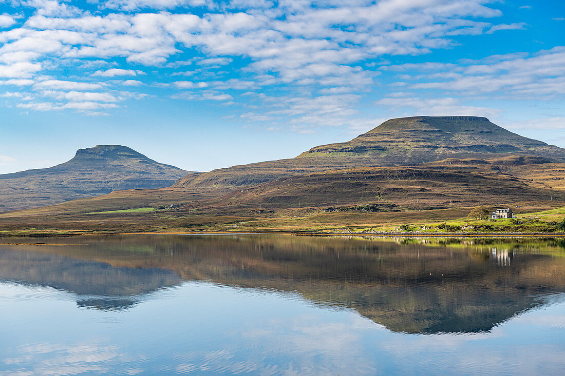 Wasserreflexionen auf Lake Dunvegan, Isle of Skye, Innere Hebriden, Schottland, Vereinigtes Königreich, Europa