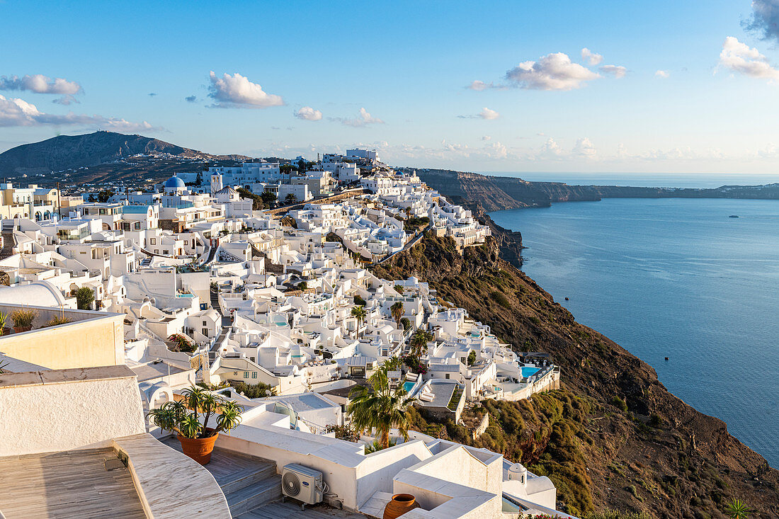 Weiß getünchte Häuser auf der Caldera, Fira, Santorini, Kykladen, griechischen Inseln, Griechenland, Europa