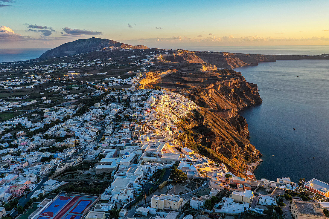 Blick auf Fira bei Sonnenuntergang, Santorini, Kykladen, griechische Inseln, Griechenland, Europa